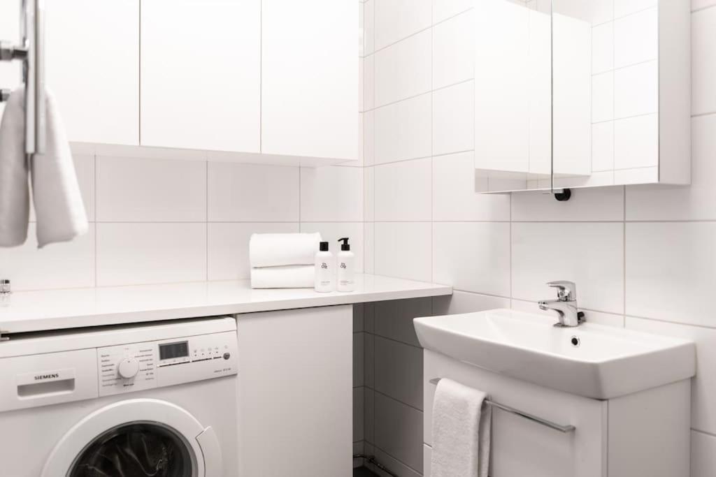 Small With Spacious Bathroom In Ullanlinna Apartment *